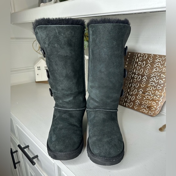 UGG Australia Women’s Bailey Button Triplet Tall Black Suede Boots Size 8 - Picture 3 of 8